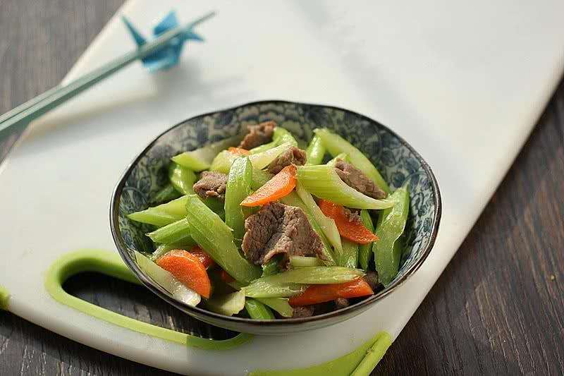 辣椒炒牛肉牛肉先焯水还是先切,青椒炒牛肉的家常做法要不要焯水