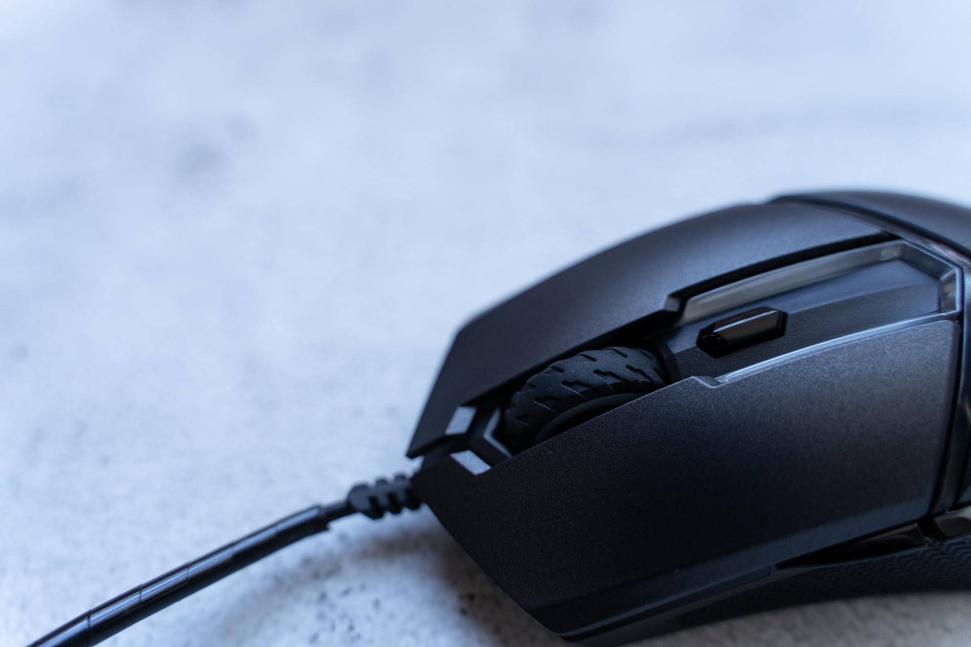 看样子就很有料，这个自带龙纹身的鼠标果然很不一般