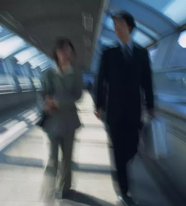 为了拍照防抖，有人叫了一只鸡...