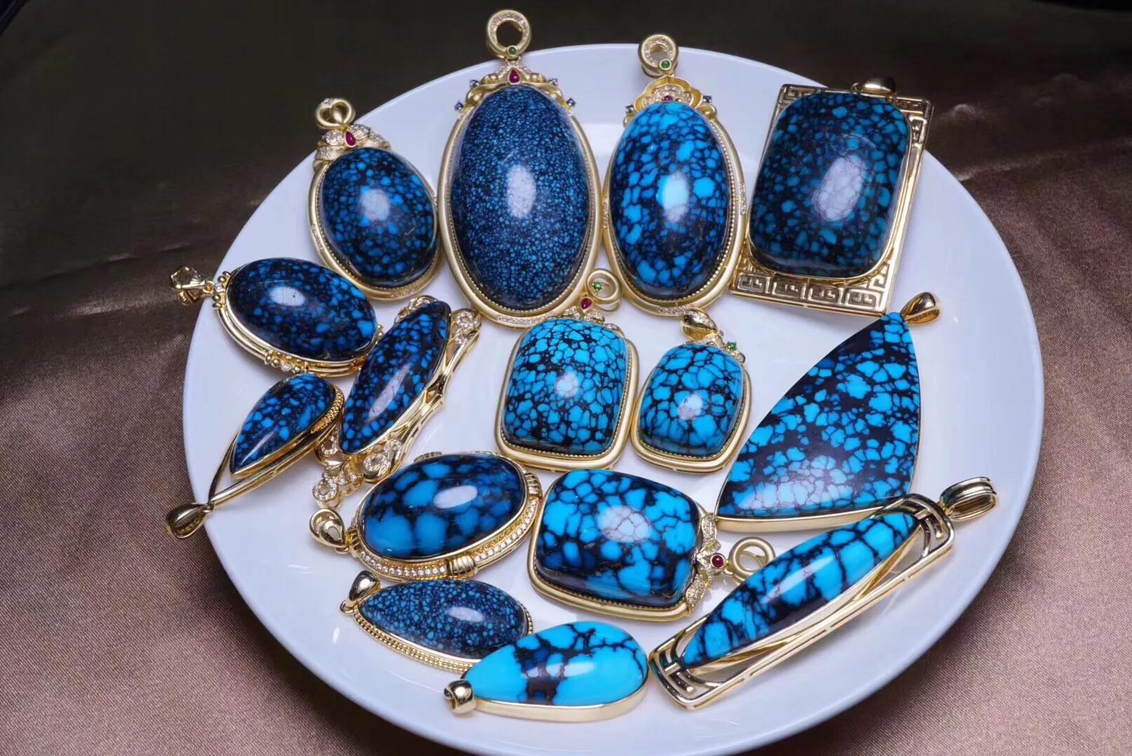 乌兰花原矿绿松石图片大全,乌兰花绿松石的优点和缺点