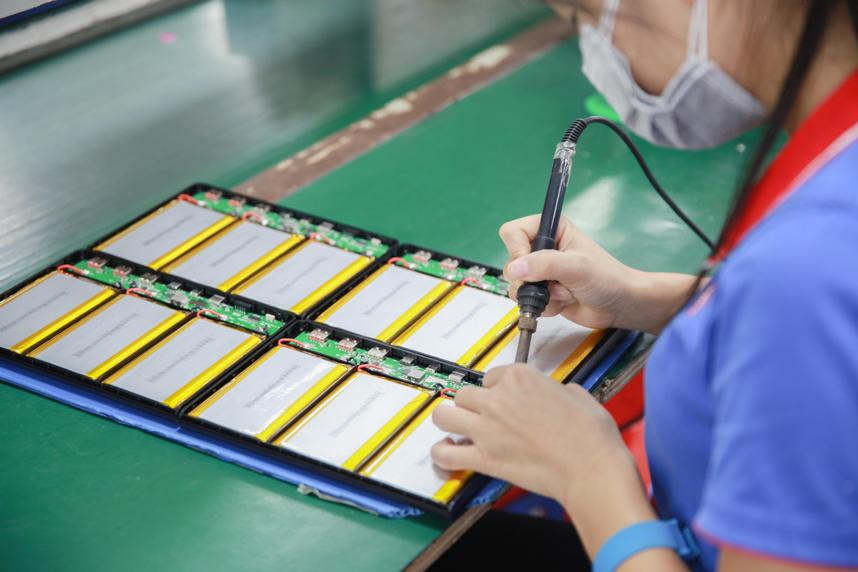 华强北充电宝一哥，曾蜗居出租屋，如今开工厂养几百人，年销过亿