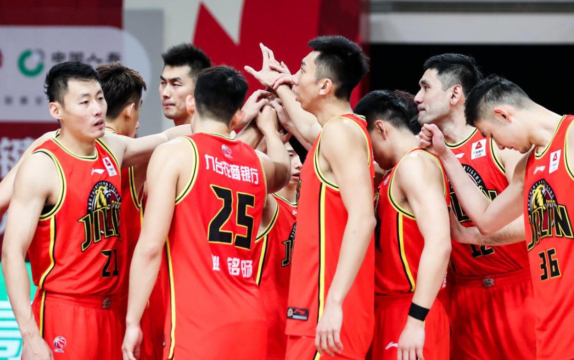 吉林男篮17人大名单出炉，三进两出队魂离队，阵容结构大大改善