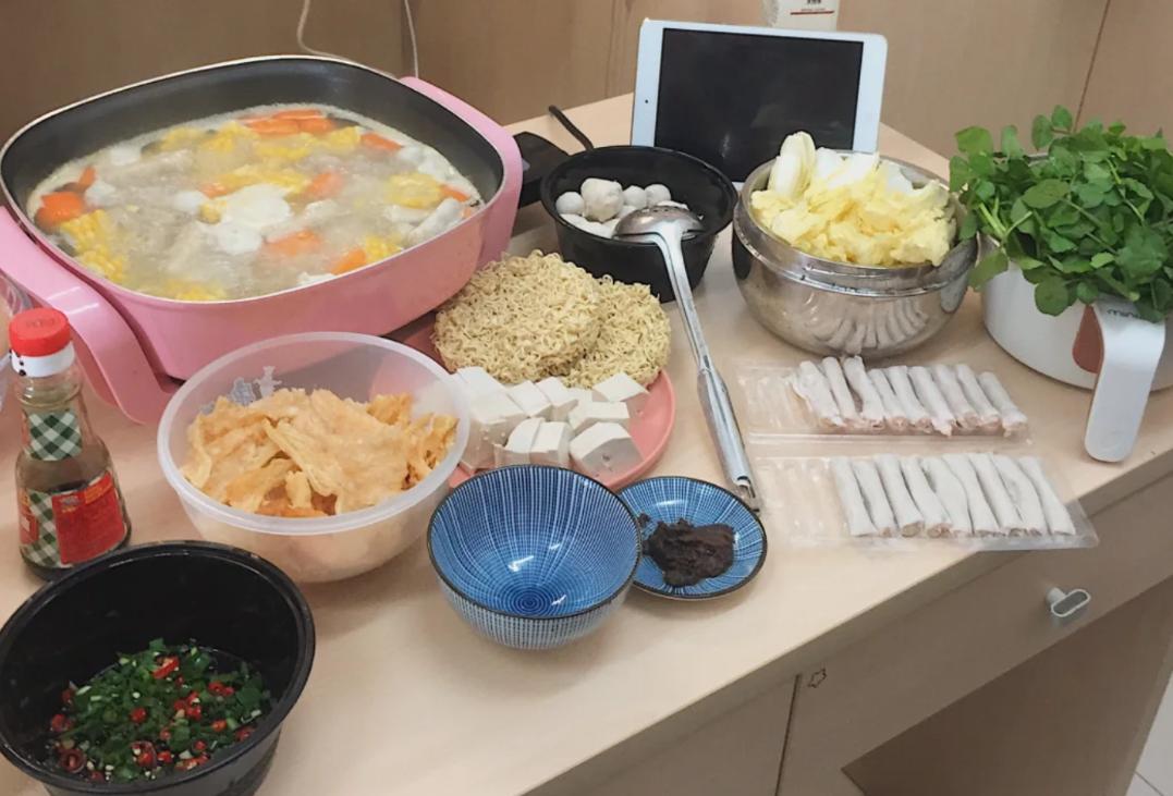 学校嚣张查寝被批评,学校临时抽查女生宿舍