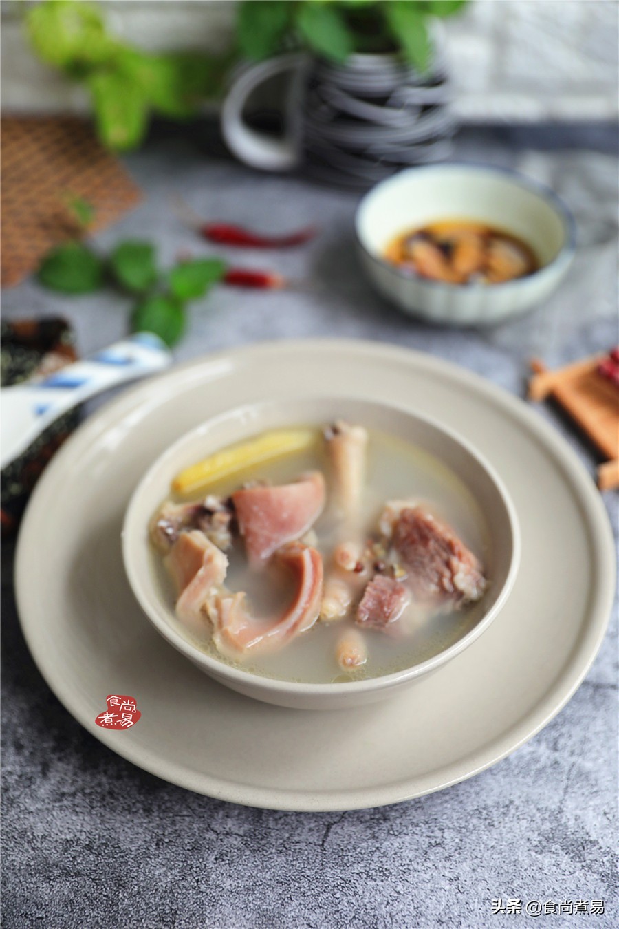 老妈炖的猪肚很好吃,老妈在做猪肚鸡