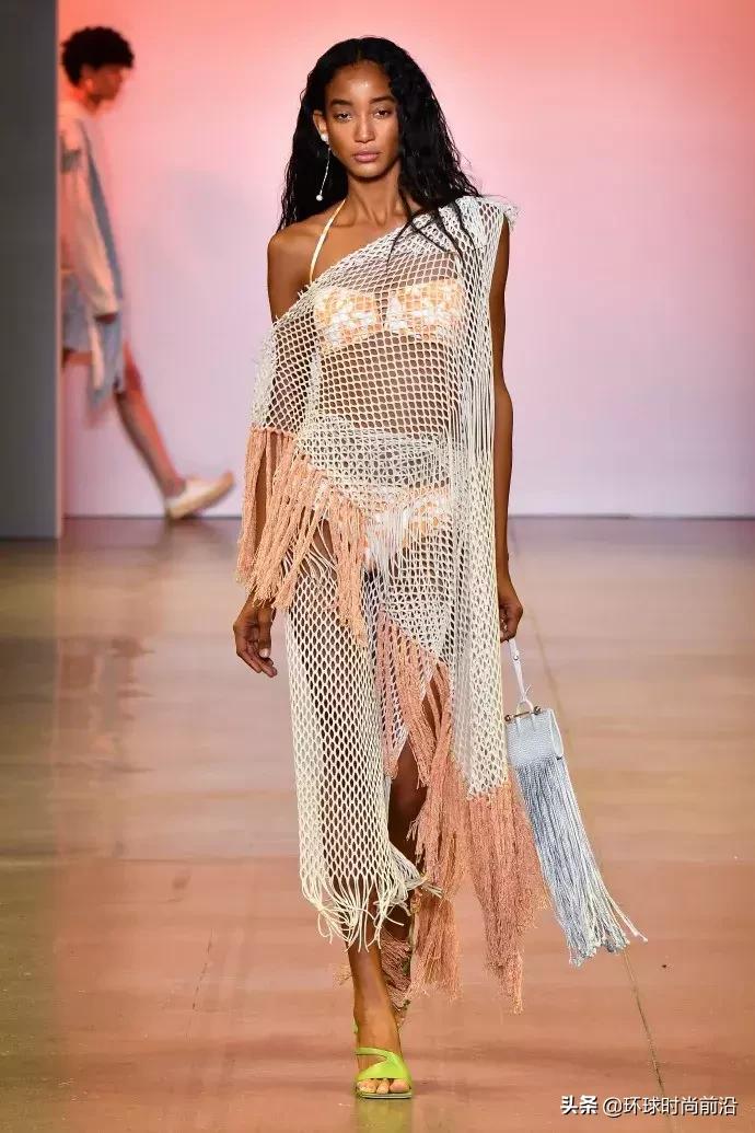 穿衣自由？雪莉不穿内衣被热议，你站雪莉还是内衣