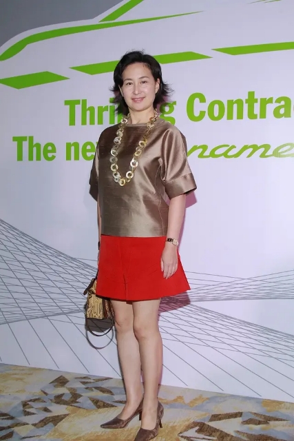 43岁甘比和60岁何超琼同框,何超琼甘比成龙