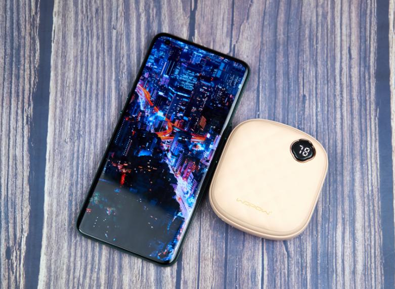 既是充电宝又是暖宝宝,既是充电宝又是插头