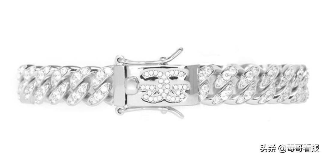 简约的首饰往往是穿搭的必杀技,首饰穿搭