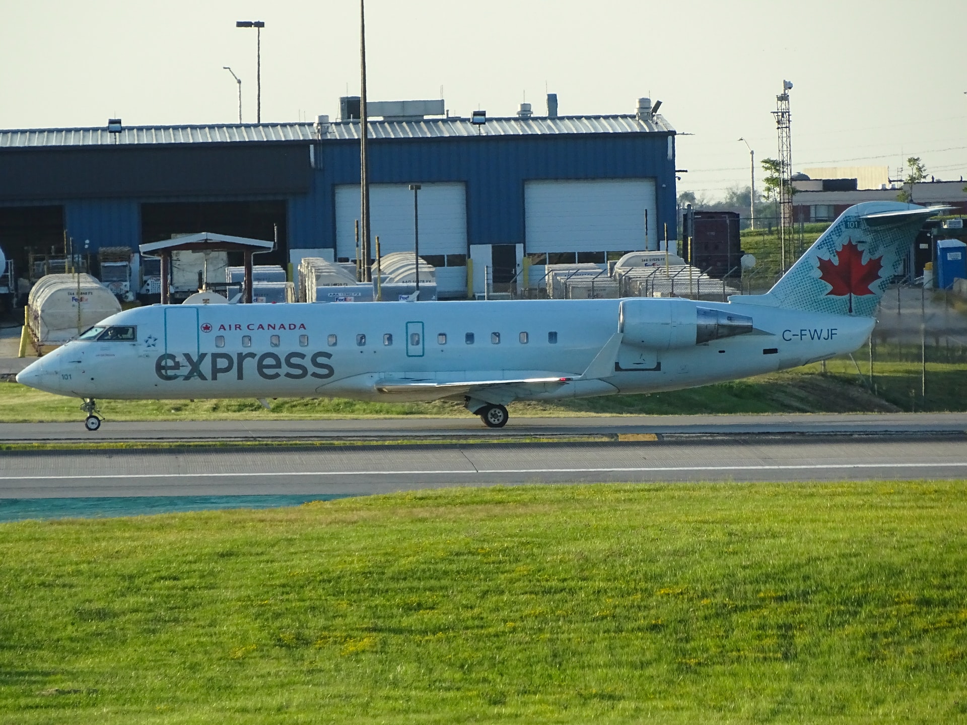 加航挨骂，高管拿着1000万加元奖金，同时接受数亿政府资助