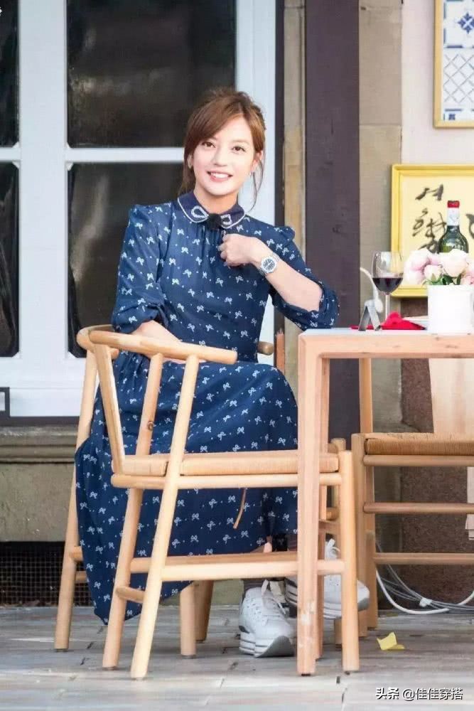 赵薇简直是“天生*物尤**”！穿白西装英姿飒爽，搭配黑头巾潮爆了