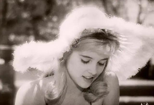 女权的解放：拒绝羞耻，爱这纷纷的欲望，是真正是侵肌袭骨的震颤