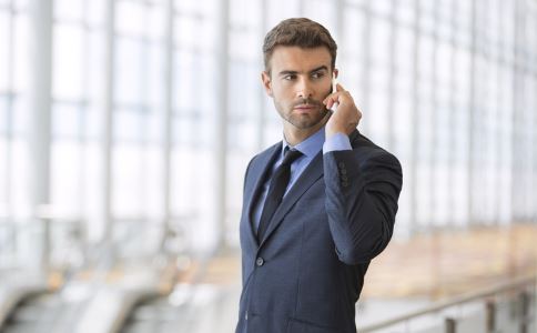 无名指指甲有横凹槽怎么回事,无名指指甲有竖纹是什么病