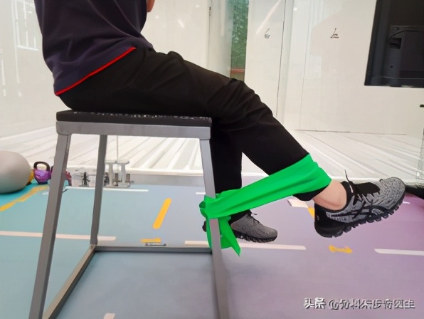 膝关节上面的骨刺该怎么解决,年轻人膝关节骨刺是怎样引起的