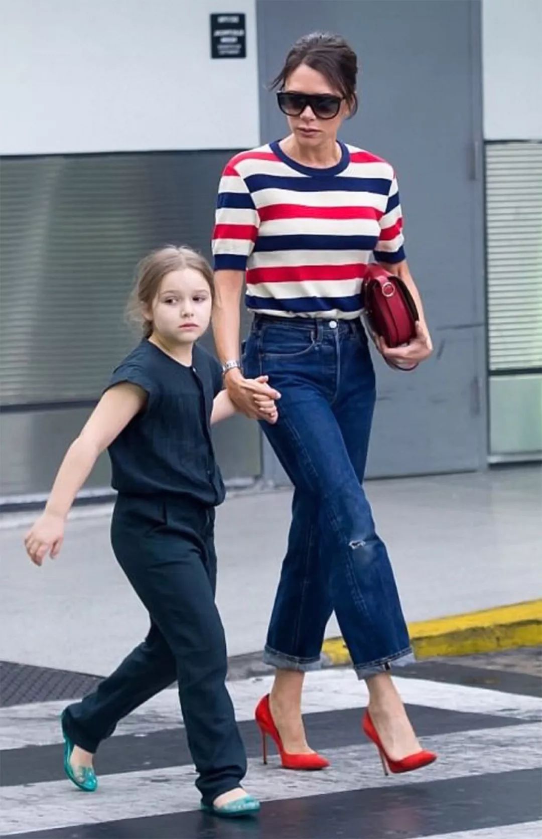 维多利亚贝嫂抱娃走秀,贝嫂维多利亚50岁