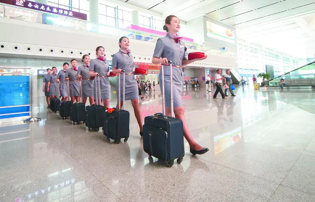 哇!他们的新制服正式亮相啦