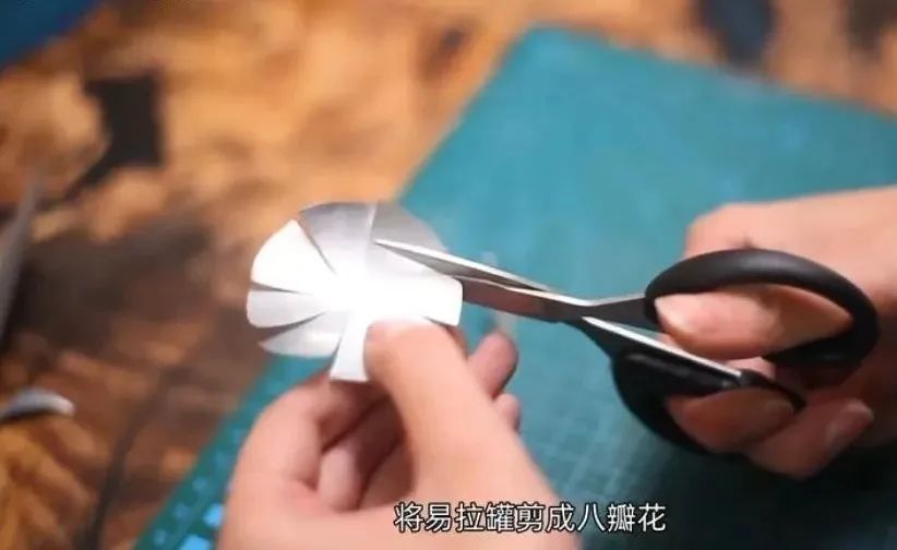 护士小姐用5毛钱的易拉罐，随手一剪猛翻千万倍，网友：手艺牛逼