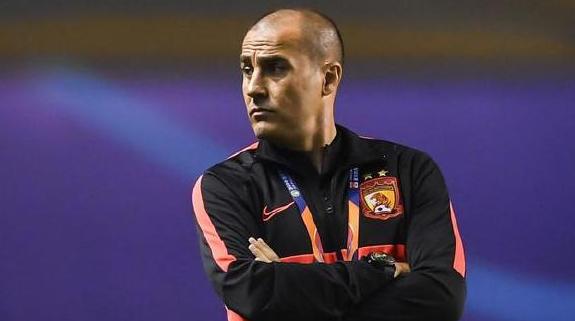 中超联赛出现废人动作,40岁老队长火气很大,卡帅坚决不护短