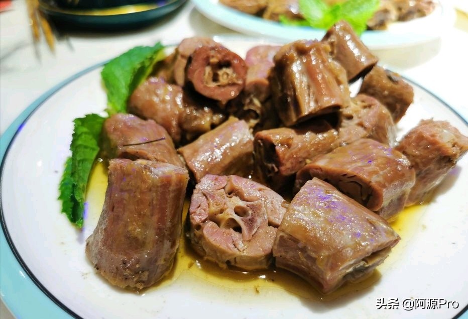 哈尔滨有上百家串店，凭什么他家天天排队，好像吃串不要钱似的！