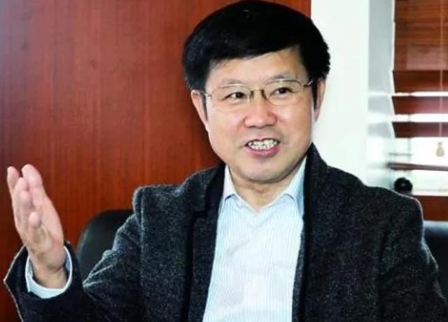 重庆首富诞生！身价1350亿，半年赚千亿，年近半百才开始创业