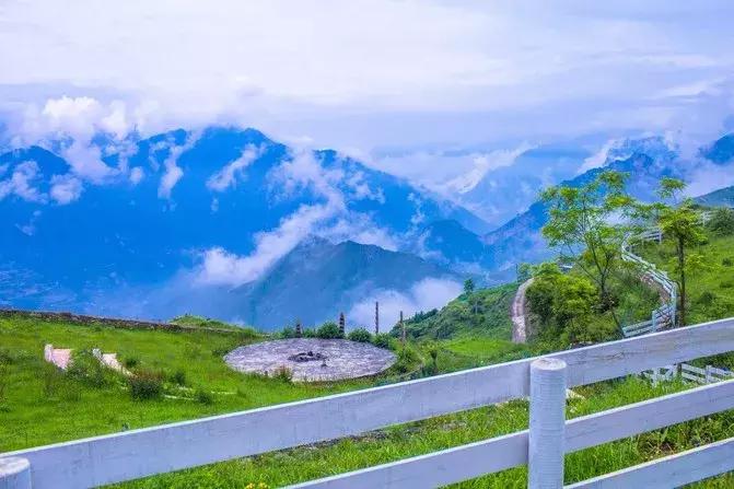 有一个地方，只有我们知道，此生不来会有遗憾仙境般的浮云牧场