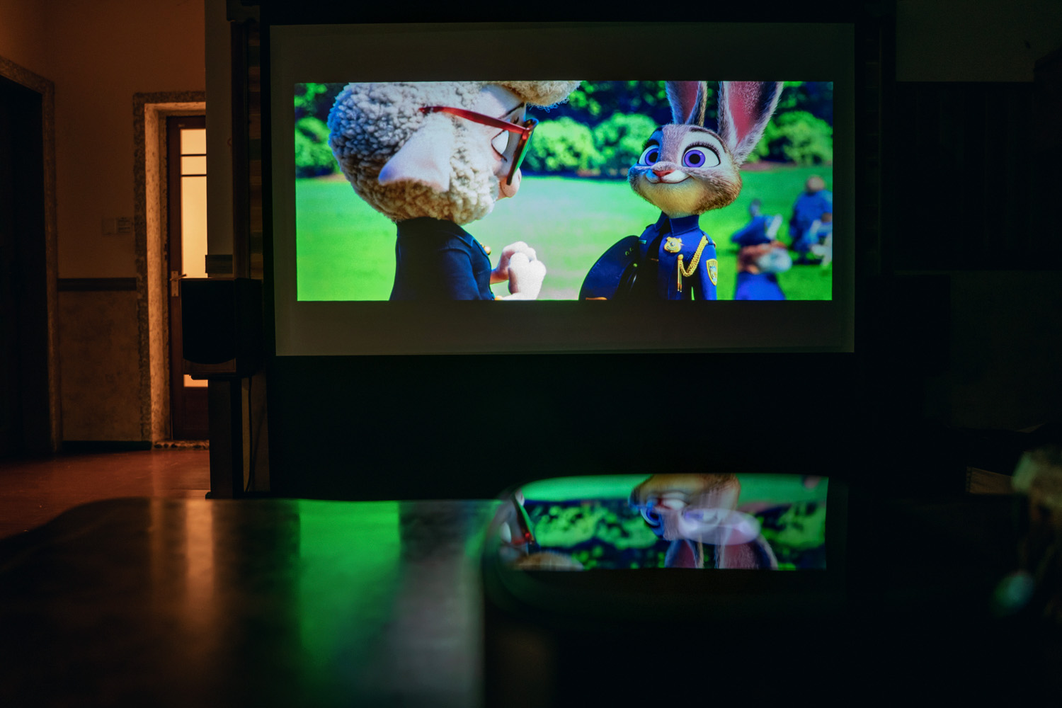 智能投影幕布,微投影坚果