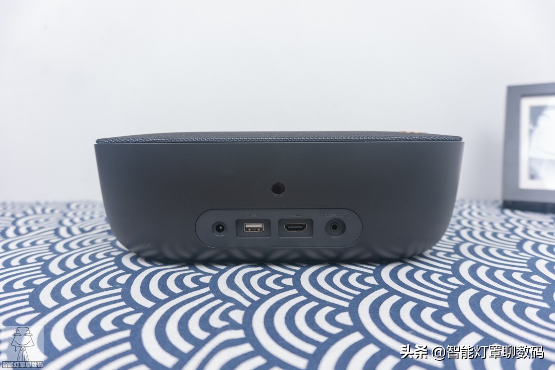 深圳小伙的快乐出租屋(上):千元1080P投影+头戴蓝牙耳机