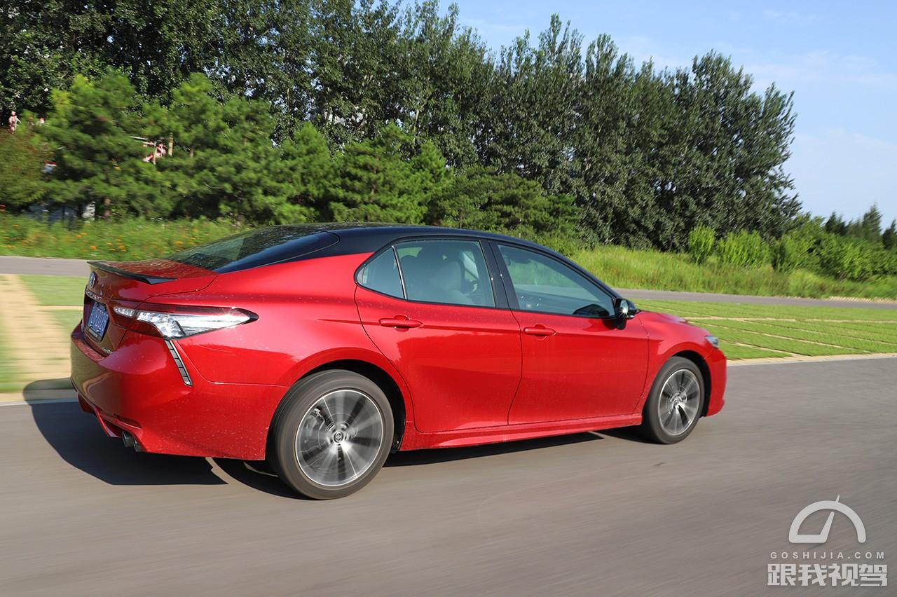 高性价比19款丰田凯美瑞用车体验,全新一代丰田凯美瑞油耗是亮点