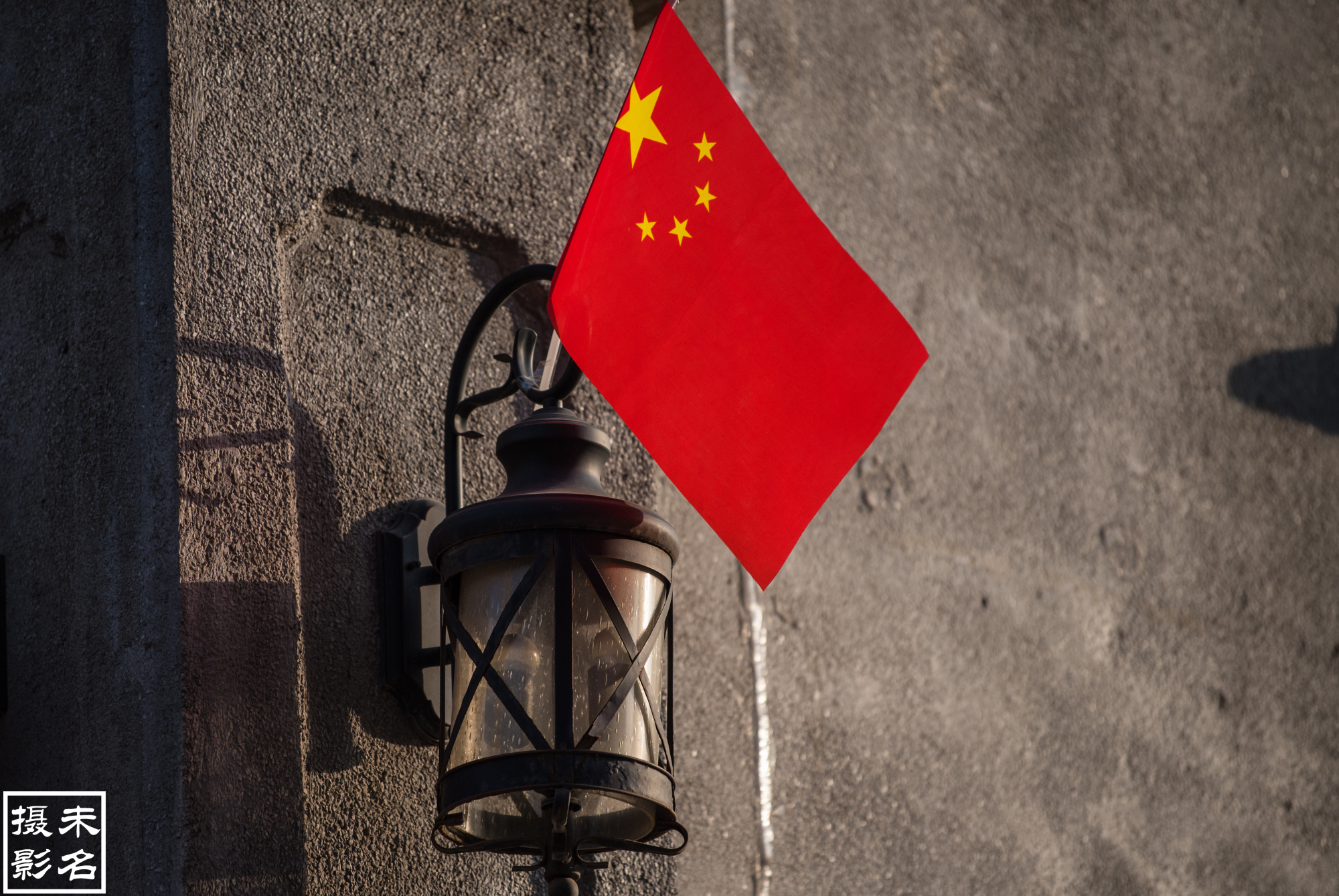 逛历史街区白象街，搭重庆最古老的电梯，游山城最繁华的美食夜市