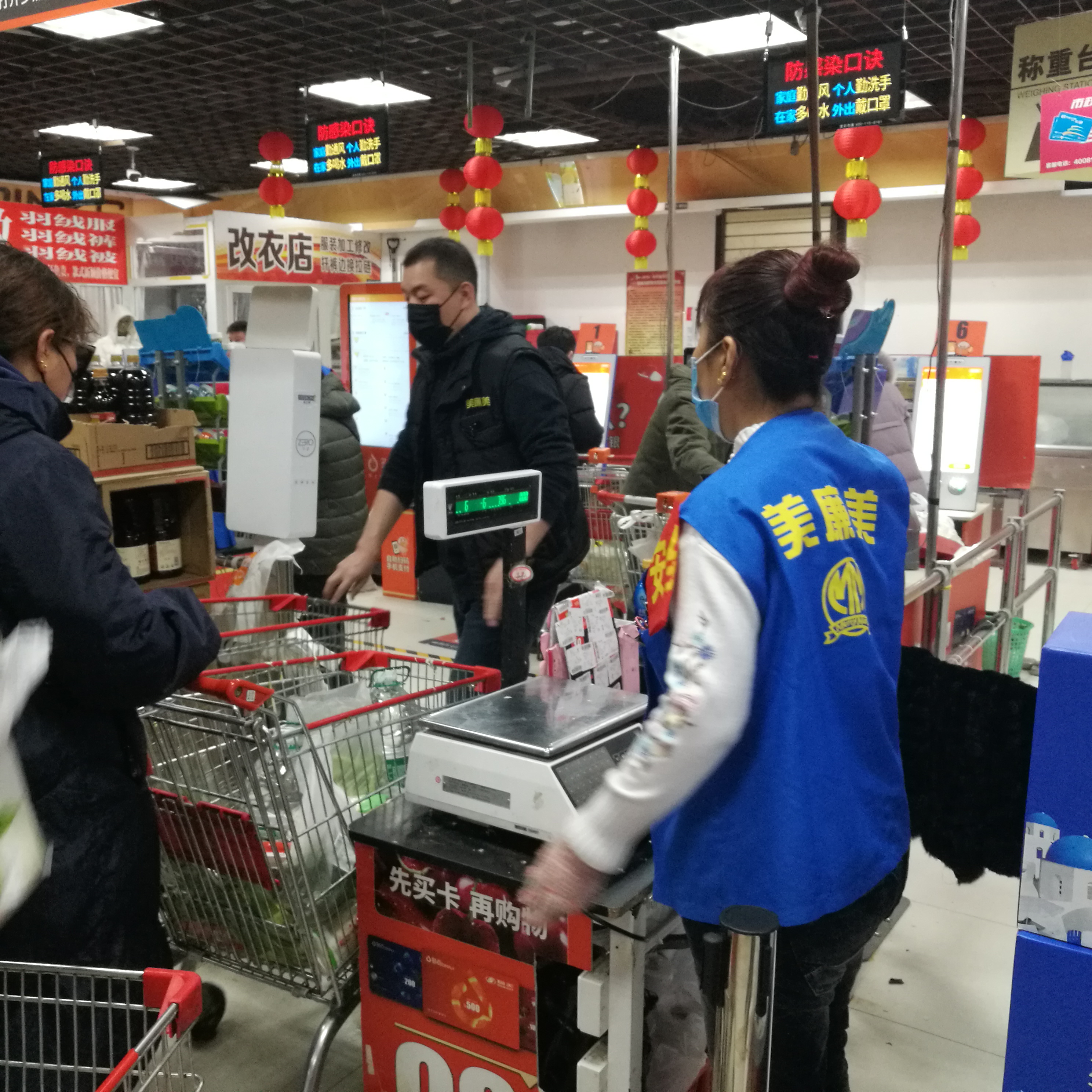 北京超市自助结账软件,超市顾客排长队购物