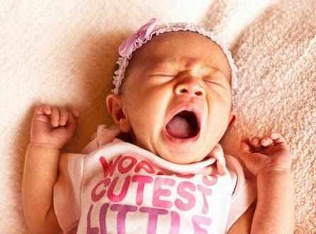 新生儿带不好影响极大，宝妈这几个不经意的举动会害宝宝一辈子！