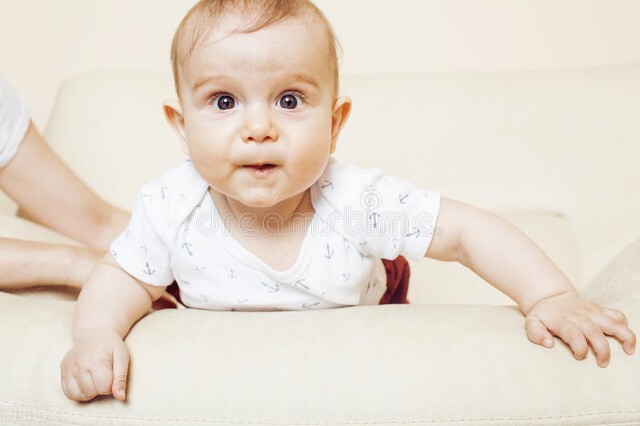 「轩轩妈育儿团队」宝宝摔伤后第一时间应该如何处理？