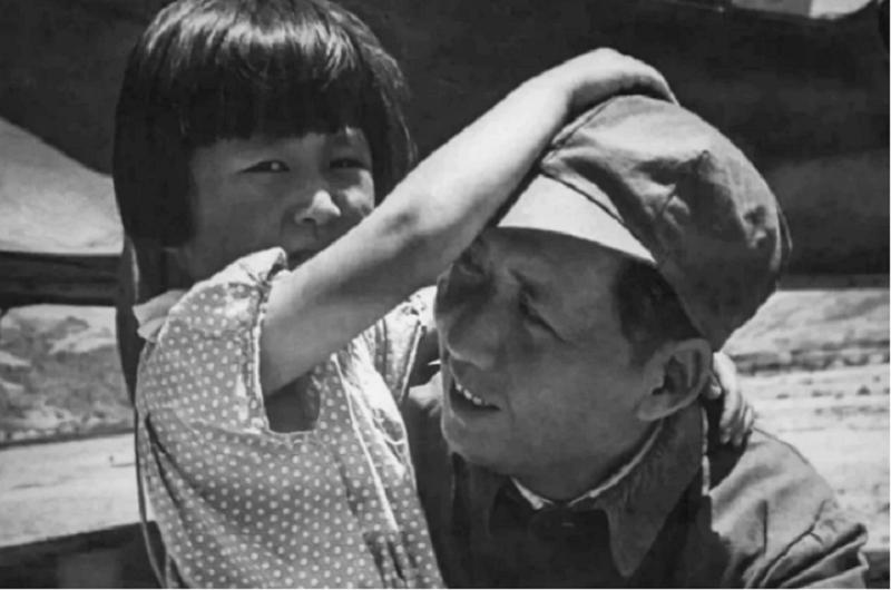 李讷上学时，毛主席给她生活费26元，同学向她借钱，她如何处理？