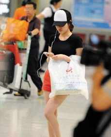 20岁收到上亿礼物,却从不敢认“干爹”,郭美美到底精明在哪?