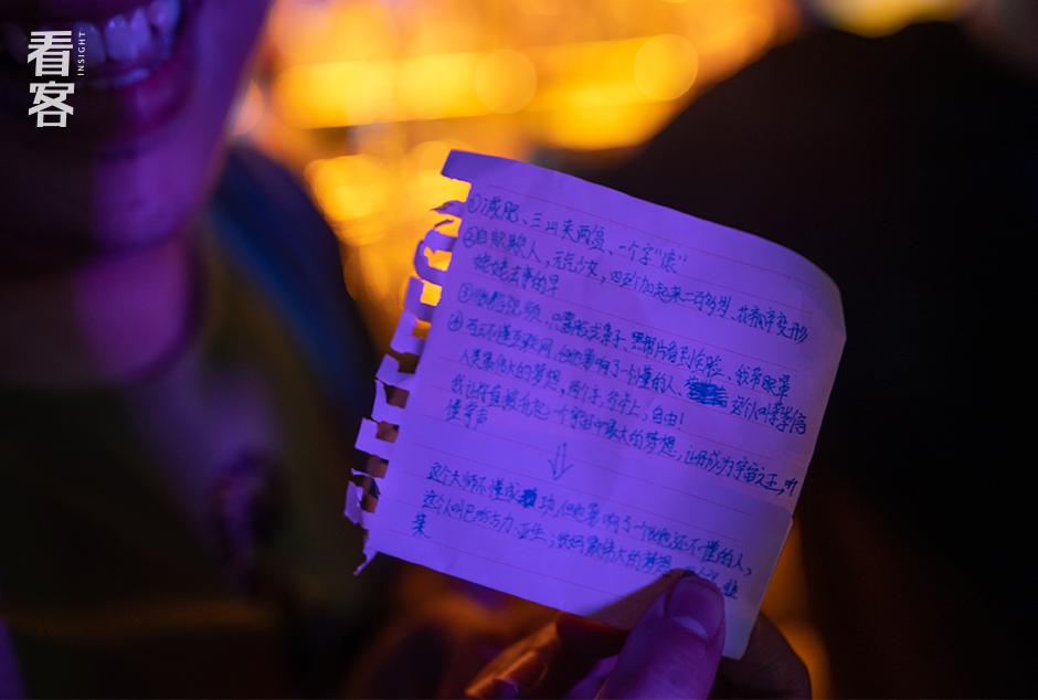 麦克风后面的人：太痛苦的时候，我们不写脱口秀