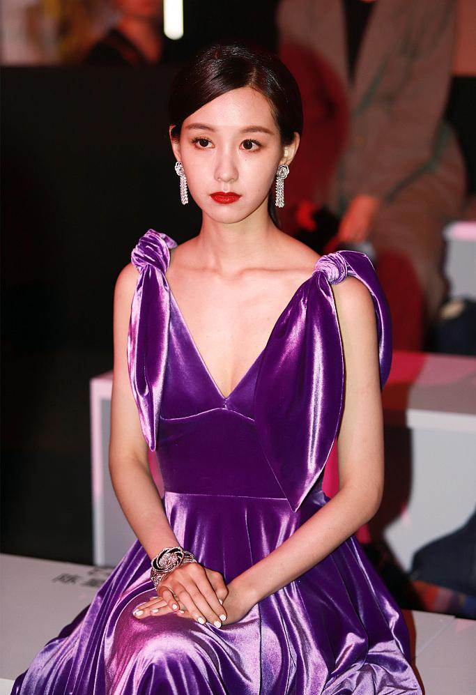 陈都灵最新礼服,陈都灵最新身着深蓝色礼服