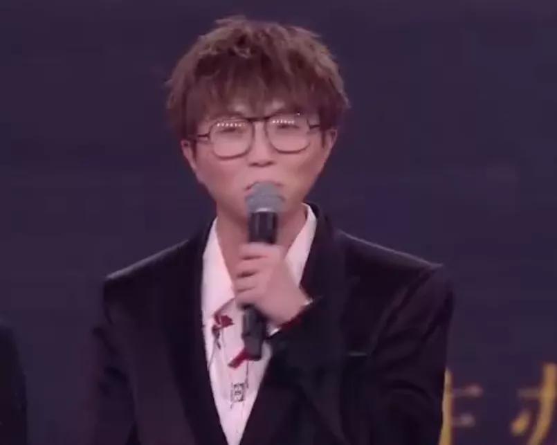 杨幂与杨紫的采访节目,微博之夜杨幂和杨紫在聊什么