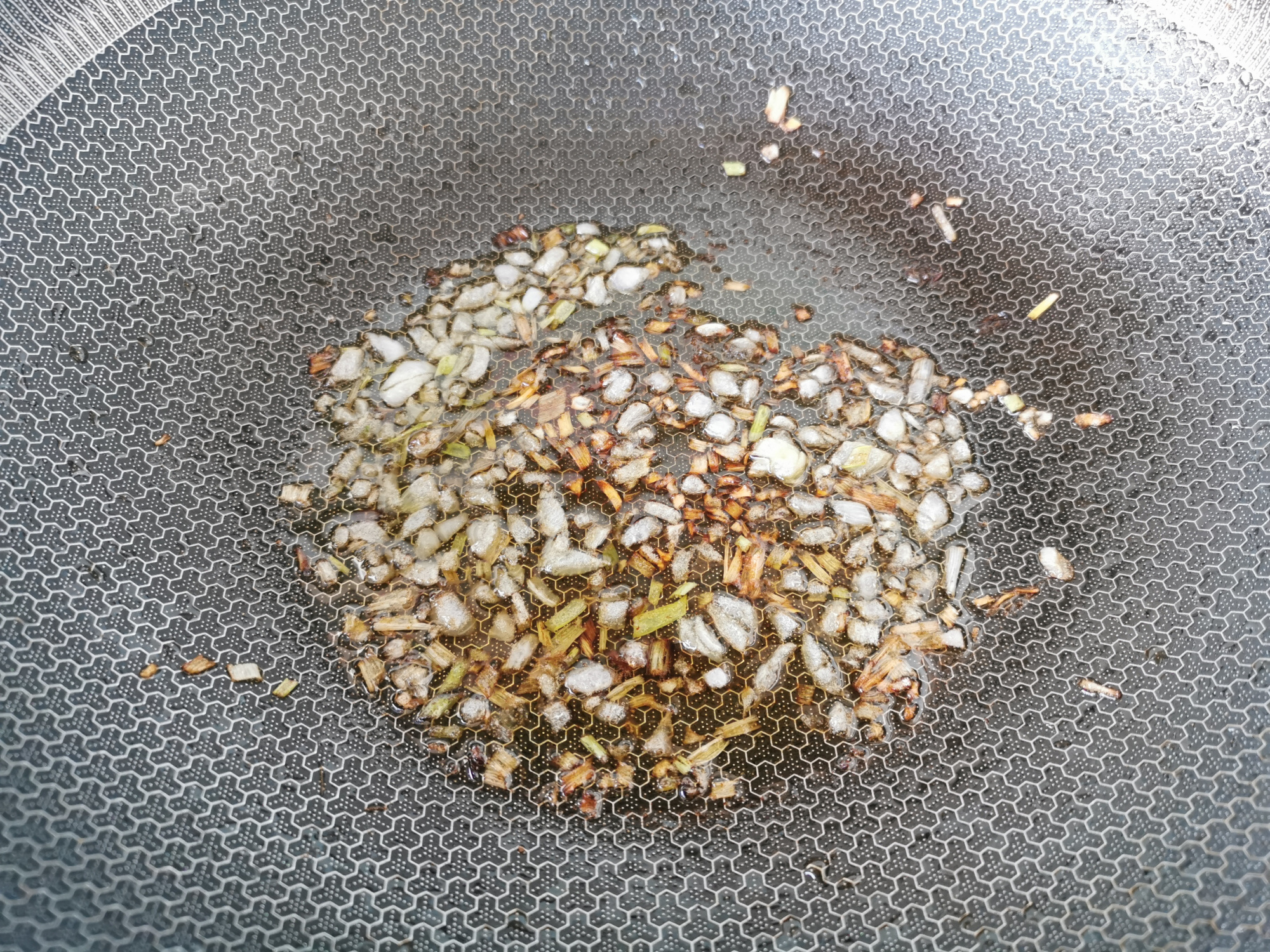 叉烧肉里的咸蛋黄怎么放进去的,挂炉港式咸蛋黄叉烧肉的正宗做法