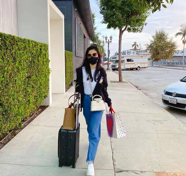 刘亦菲穿西服露出小蛮腰超有型,刘亦菲穿西装现身巴黎时装周