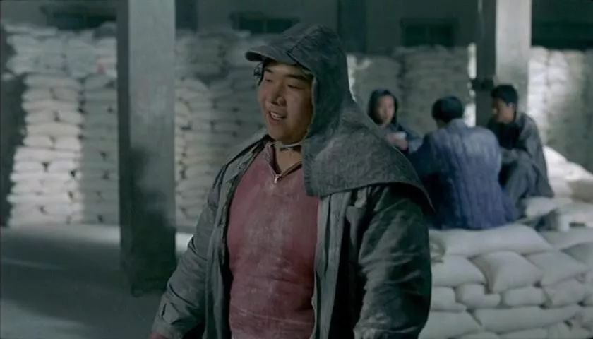 地位与张艺谋不相上下,他第一次做导演,扯掉了理想主义的遮羞布