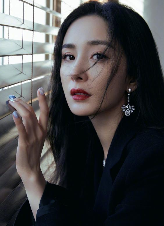 杨幂无修图真面容曝光,杨幂侧面照和之前对比