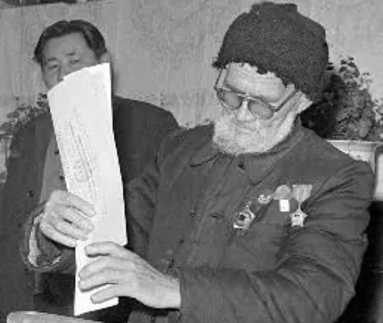 骑毛驴去看毛主席的库尔班，临终：后代参军报国，重孙女完成遗愿