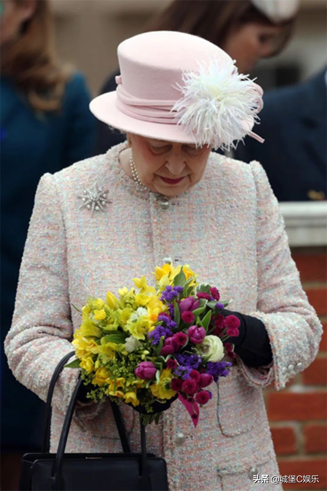 92岁英女王凯特,英女王接受小朋友献花