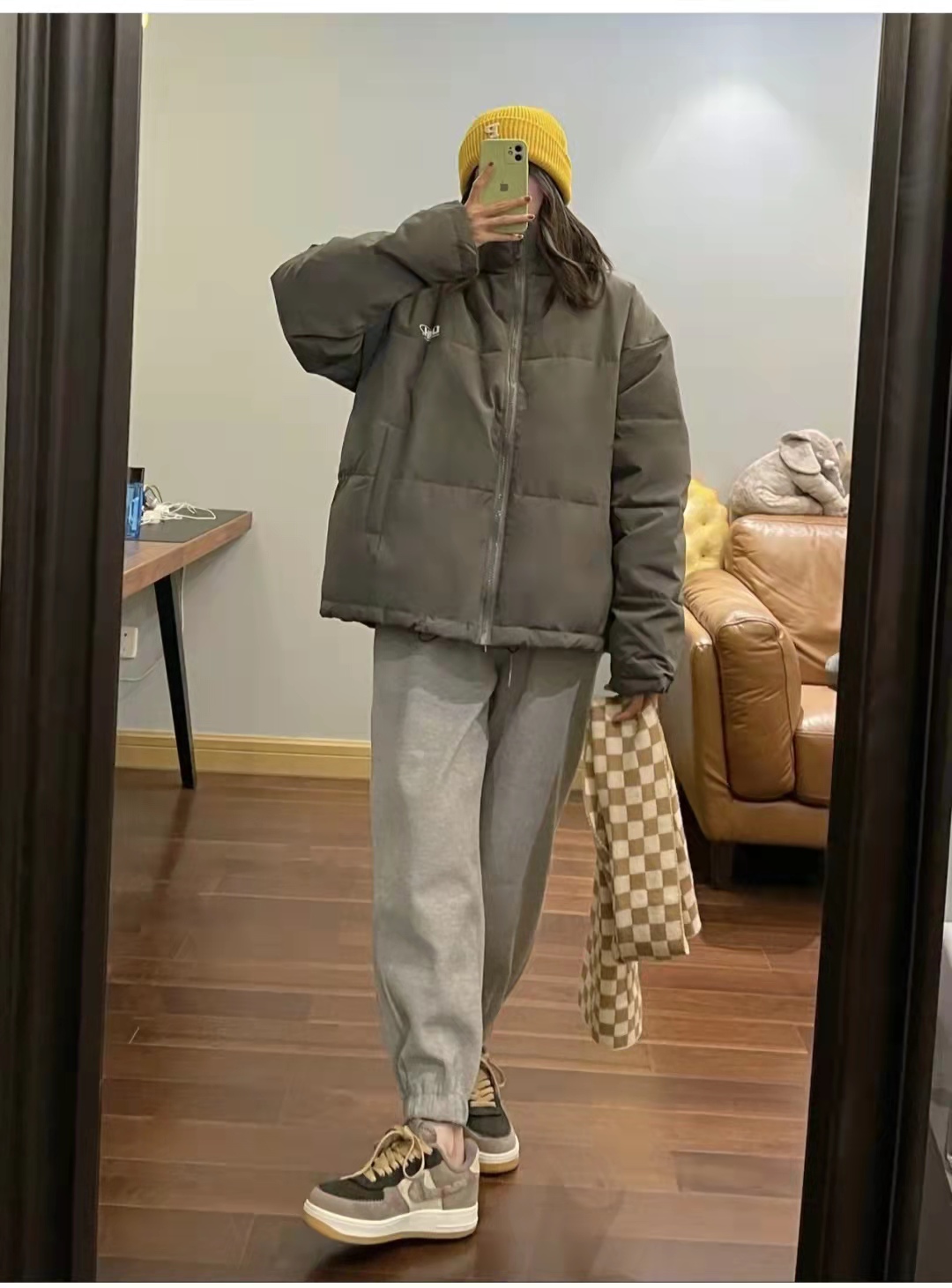 男生冬天灰色裤子配什么,男士冬天灰色上衣搭配什么裤子