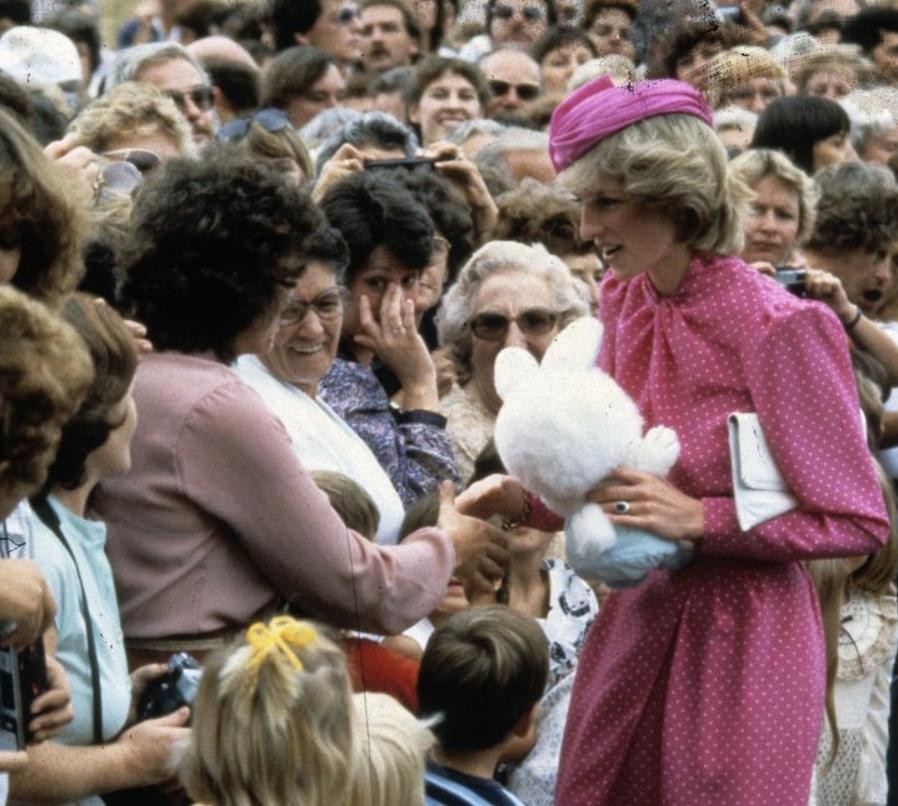 1983年戴安娜带小威廉出访澳洲，母子大出风头，查尔斯沦为背景板