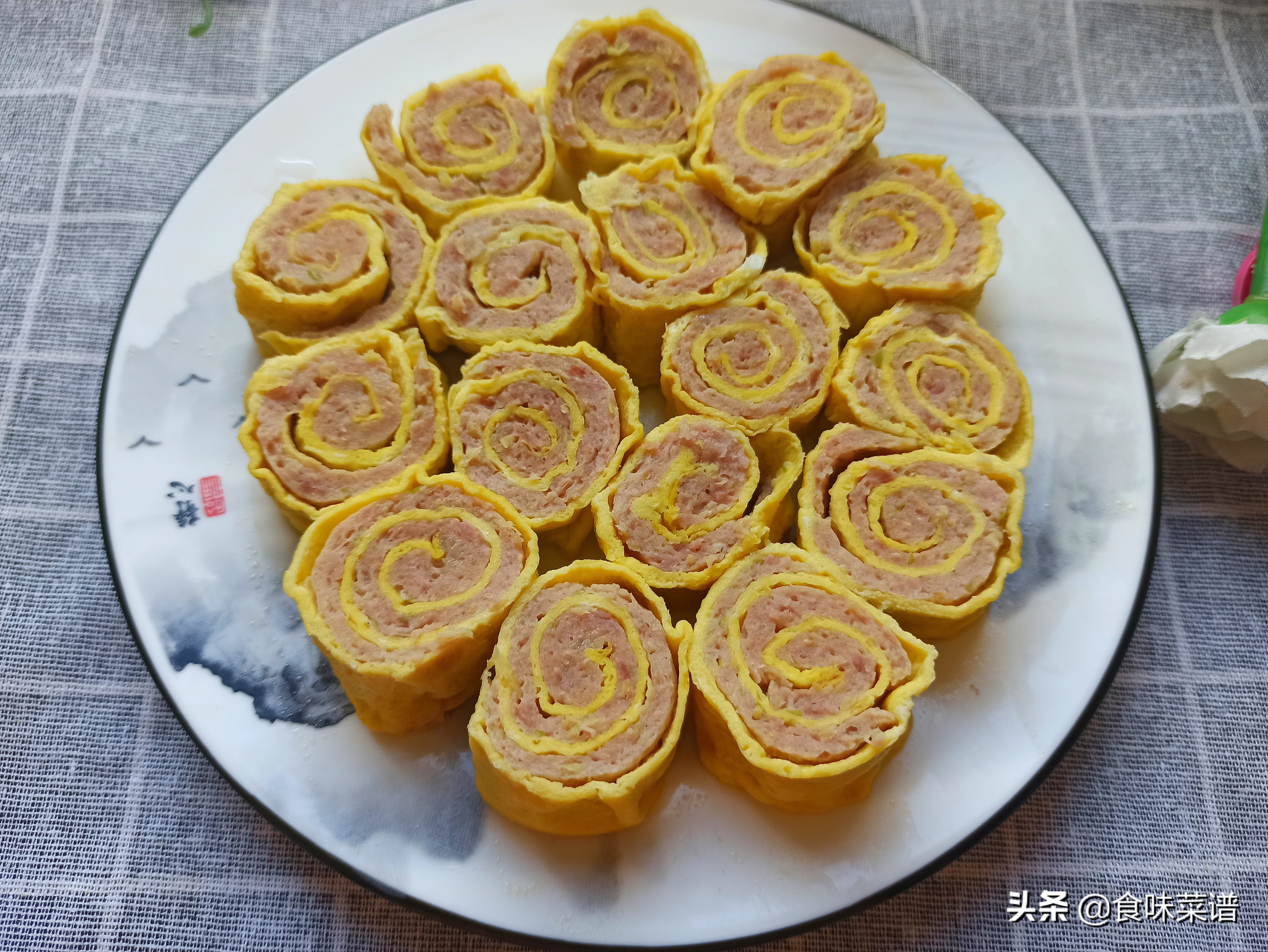 快过年了学做简单家常菜,如何做出酥脆掉渣的香酥蛋卷呢