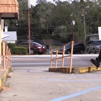 爆笑GIF图：办法是不错，就是要是老师从后门就来怎么办呀