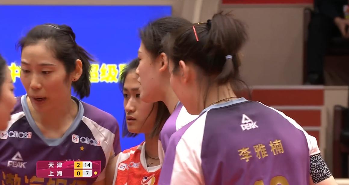 攻手扣球找球,姚迪传球给朱婷