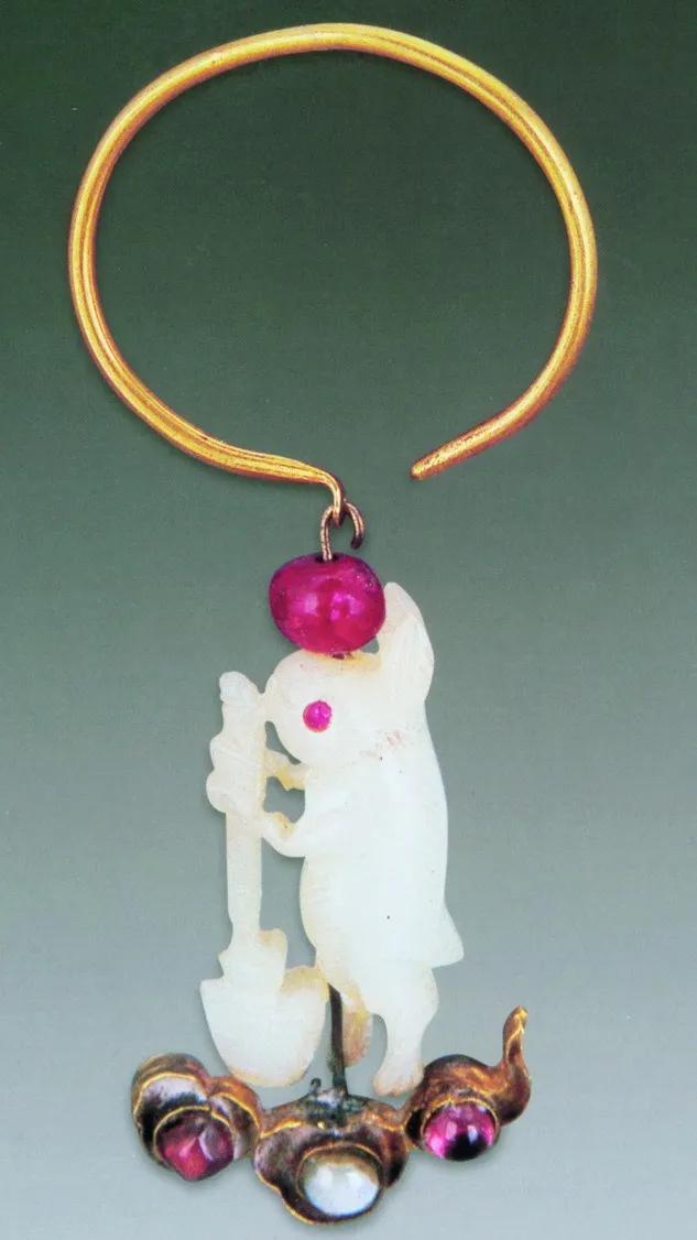 她是真有钱，也是真寂寞