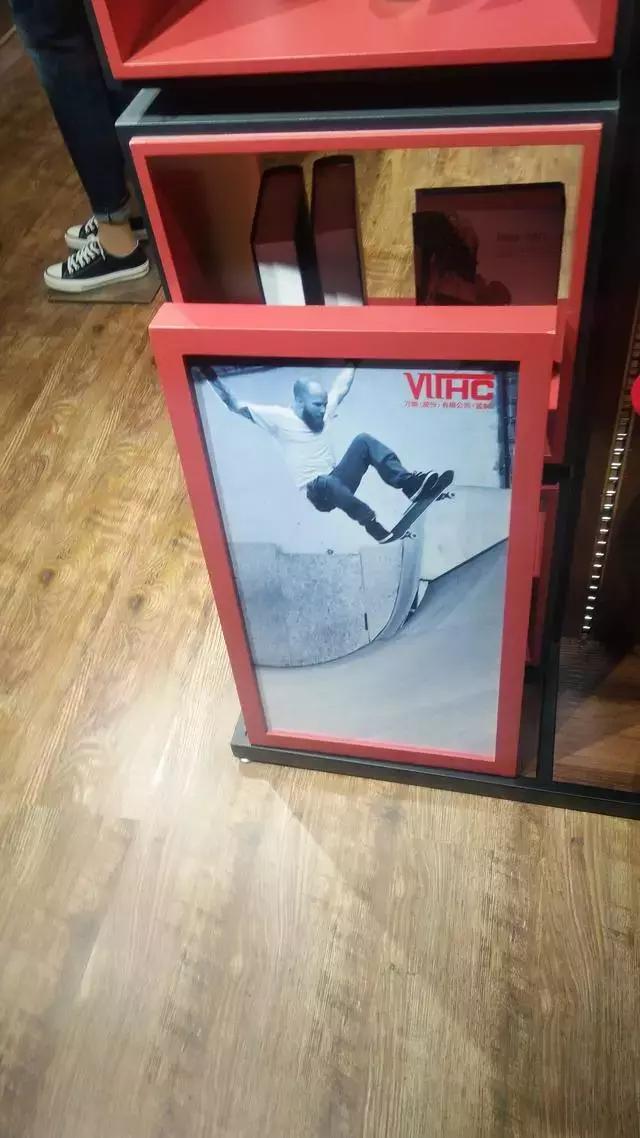 呼和浩特这家商场卖“仿名牌”，商场工作人员：并不觉得有问题