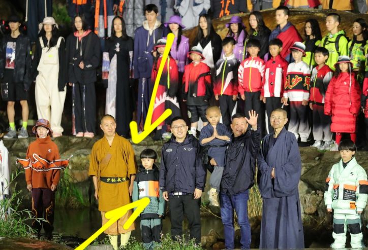 易烊千玺弟弟易烊昱华走秀,易烊千玺弟弟走秀